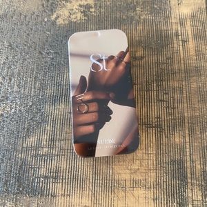 Seint contour. suede